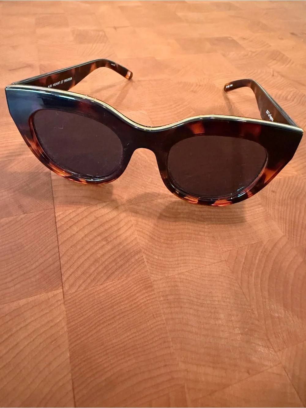 Le Specs Air Heart Tortoiseshell Cat Eye Sunglasses - Women - Excellent conditio